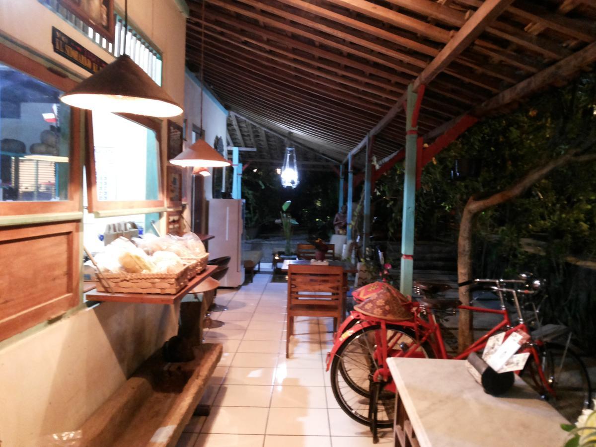 Puri Brata Hotel Parangtritis Buitenkant foto